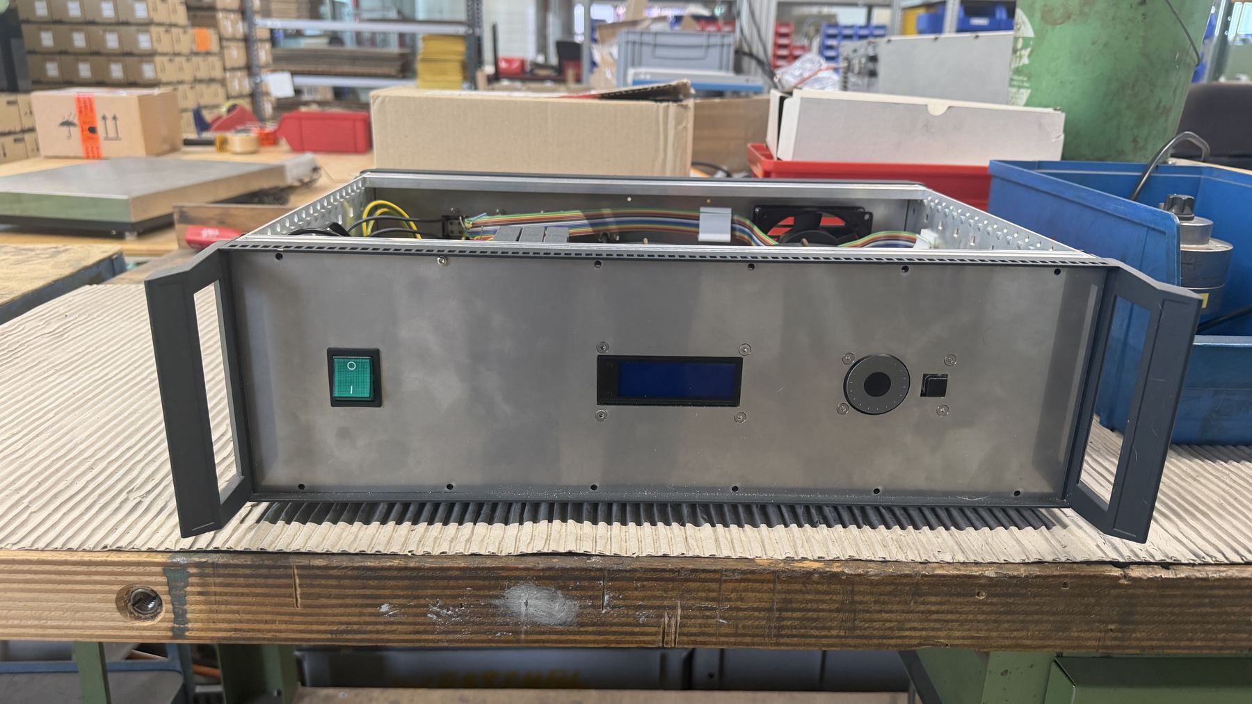 Ultraschallgenerator von Westphal Wavetec im 19-Zoll-Gehäuse mit Display und Betriebsschalter auf der Werkbank in Ahrensburg