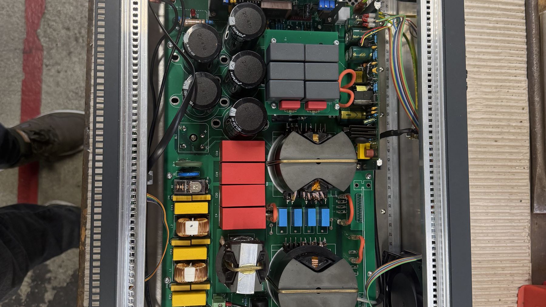 Gefertigtes Metallgehäuse eines Ultraschallgenerators mit eingebauter Leistungselektronik