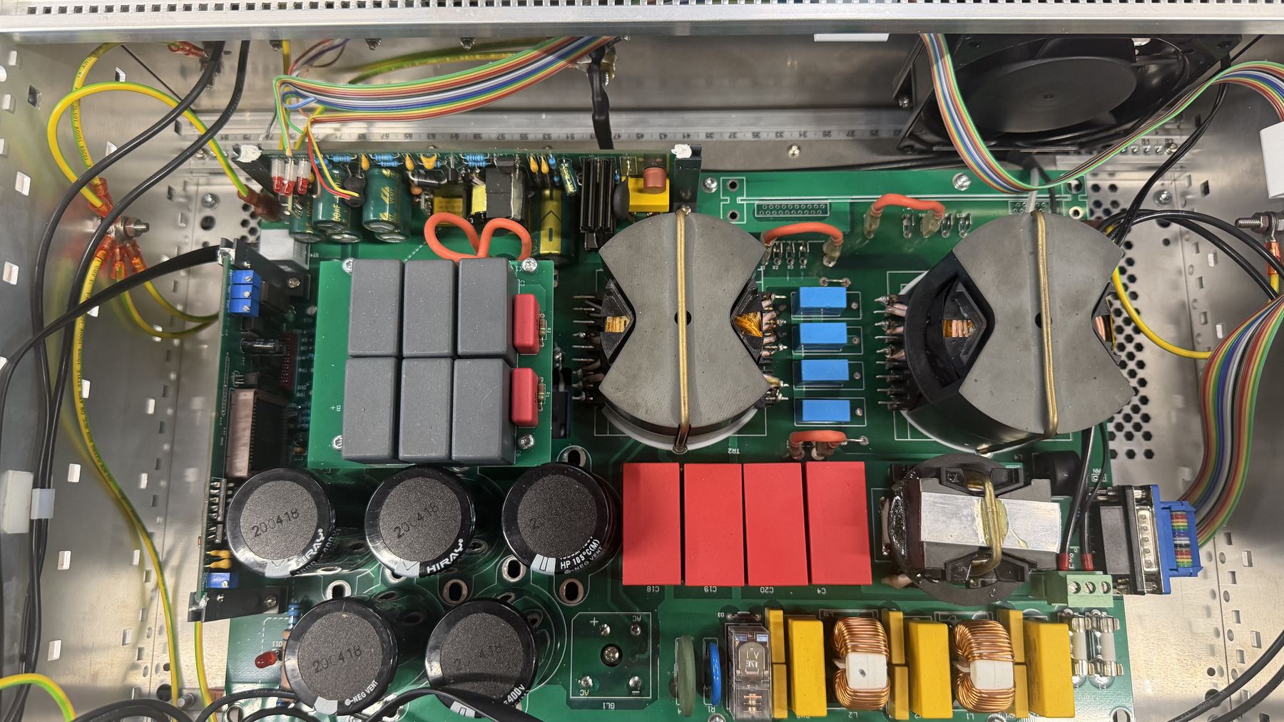 Innenansicht eines Ultraschallgenerators mit Leistungselektronik, Übertragern und Lüfter
