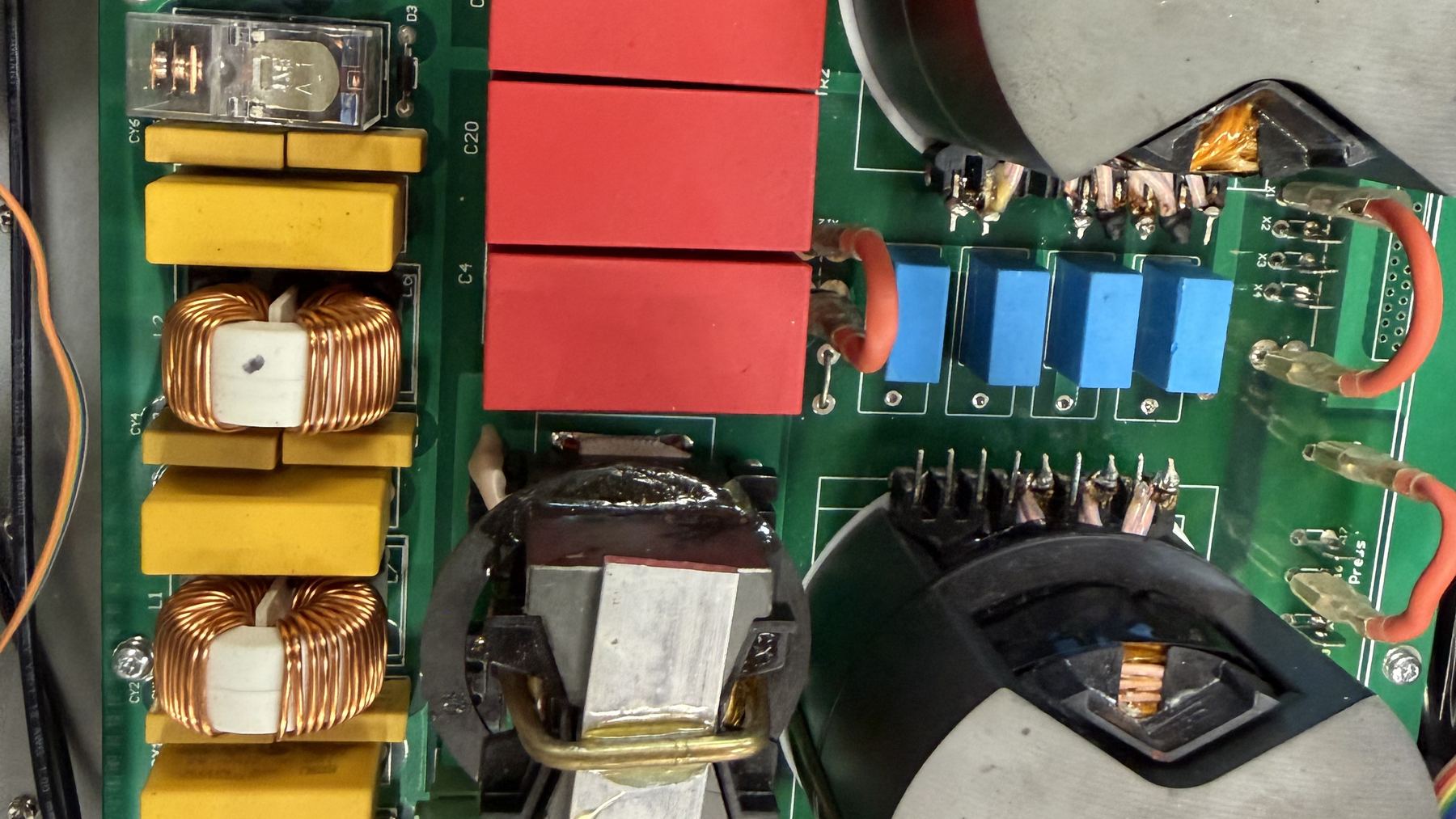 Detailaufnahme der Generatorplatine mit Netzfilter, Ringkerndrosseln und Leistungswiderständen
