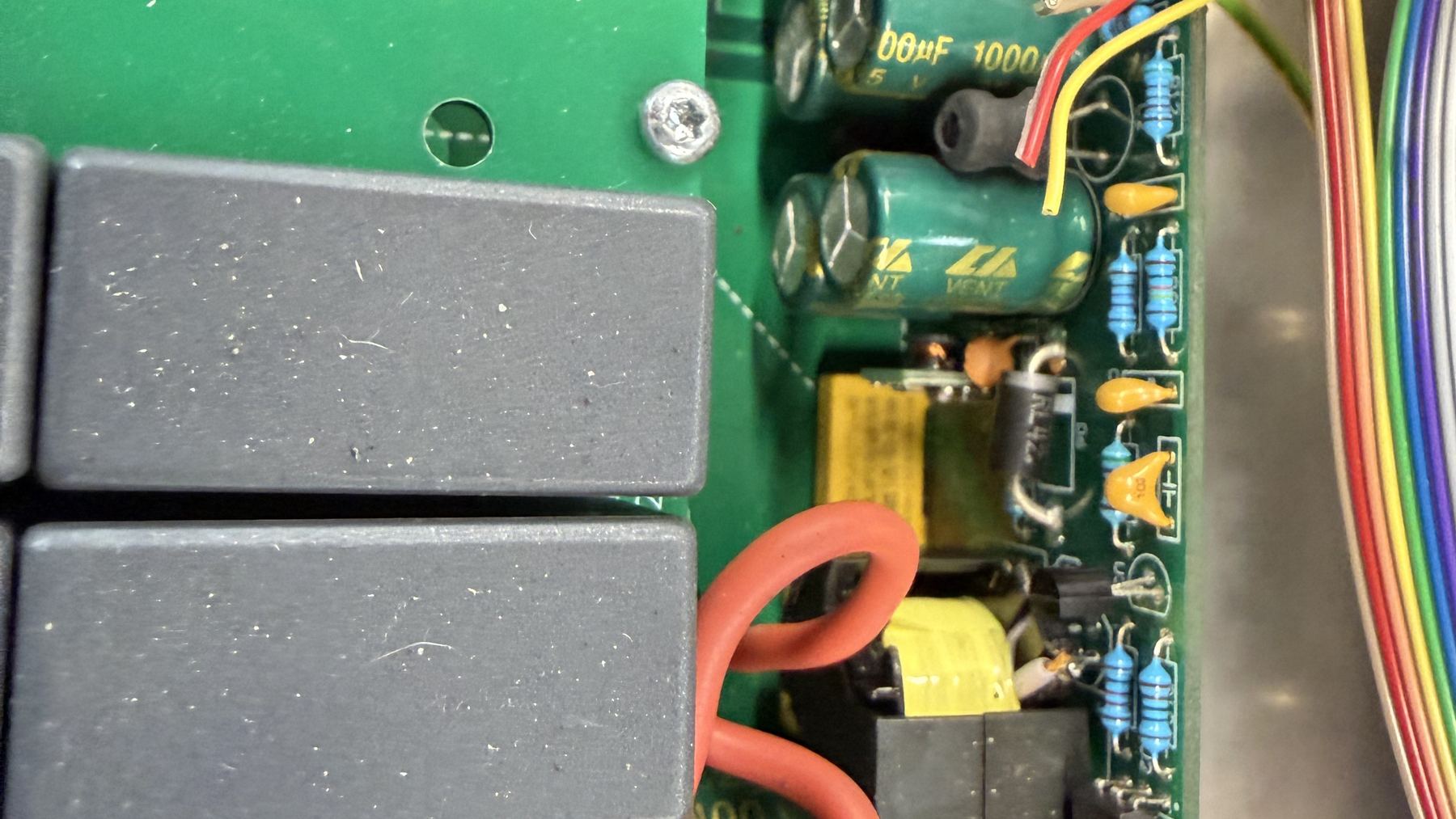Nahaufnahme der Ultraschall-Leistungsstufe mit Leistungsmodulen, Kondensatoren und Verdrahtung
