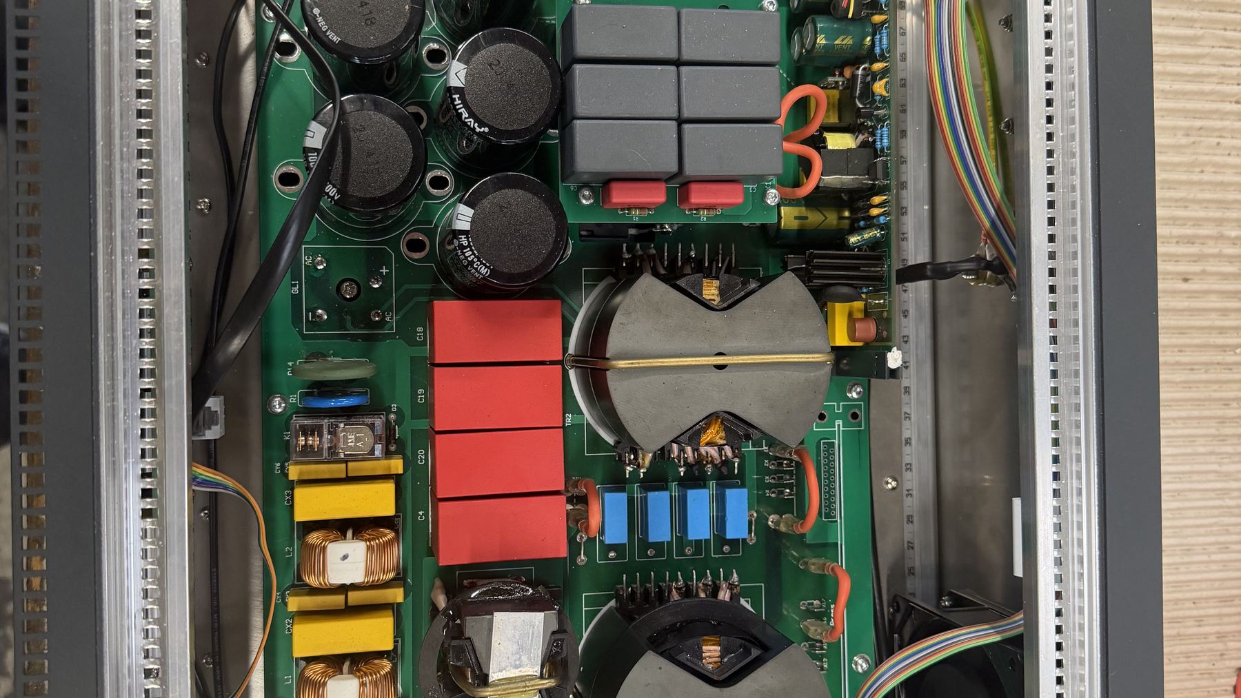 Kompletter Ultraschallgenerator im Rack-Gehäuse während der Endprüfung in der Werkstatt